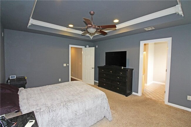 Building Photo - 3803 SW Surrey Ave