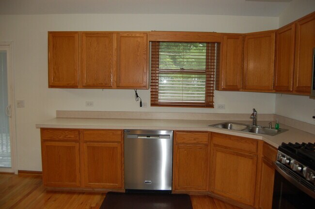 Building Photo - 3S572 Haylett Ave