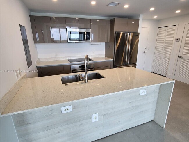 Building Photo - 13800 Highland Dr