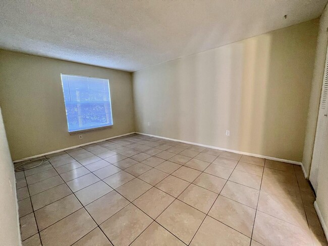 Building Photo - 415 Executive Center Dr