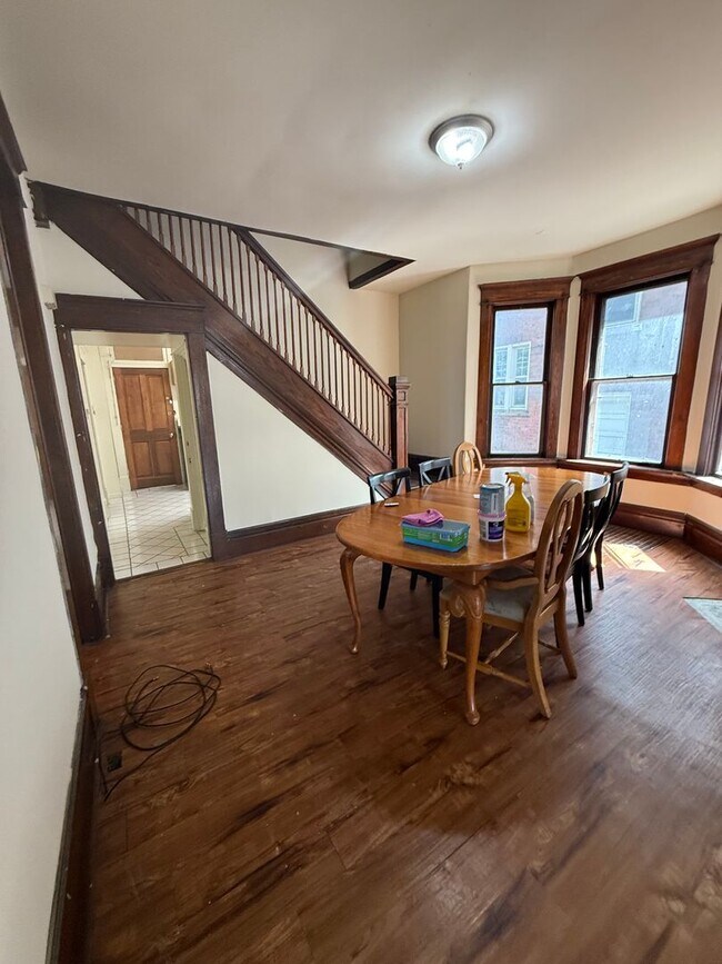 Building Photo - Large 7 bedroom, 2 bath home.