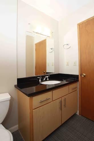 Building Photo - FREE RENT SPRING SPECIAL - 1 Bedroom Condo Near OHSU + Parking