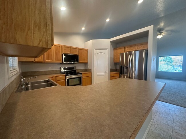 Building Photo - Nicely appointed 3bed, 2bath, 1,295sq.ft. ...