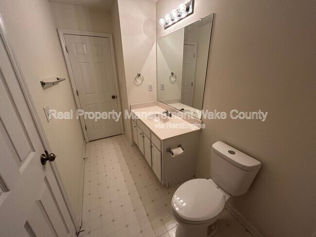 Building Photo - 2500 Valley Haven Dr