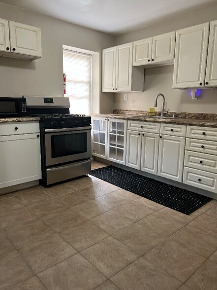 Building Photo - 8 Davies Pl