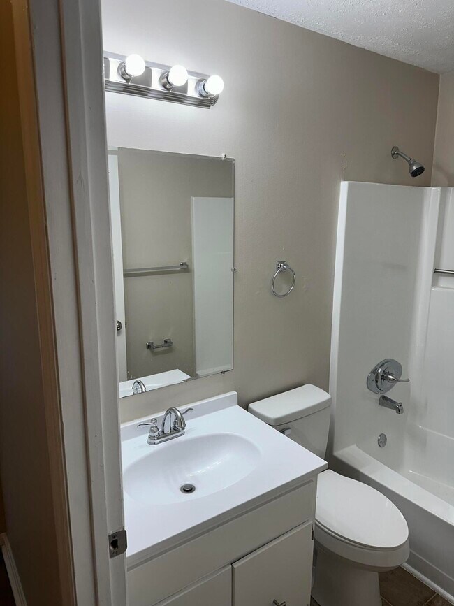 Building Photo - 788 Ridgeview Dr
