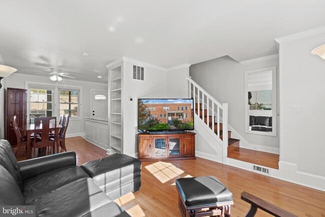 Building Photo - 510 E Nelson Ave