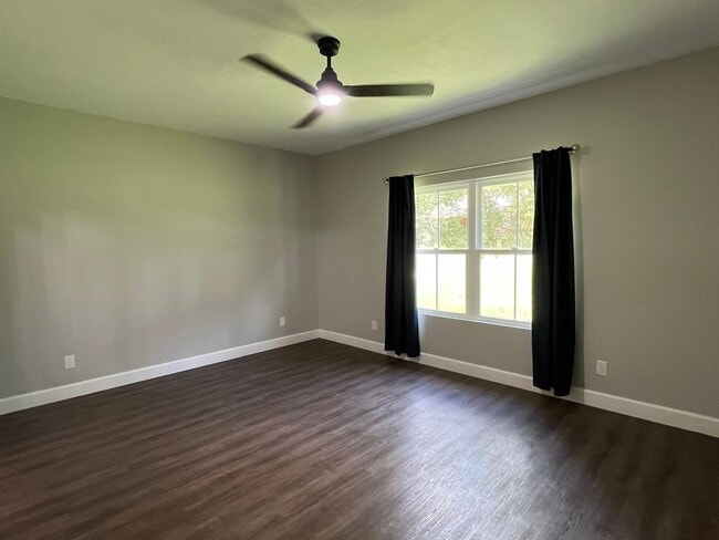 Building Photo - Upgraded New 3 Bedroom, 2 Bath home in Emerald Cove