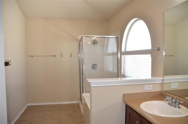 Building Photo - 218 Baldwin St