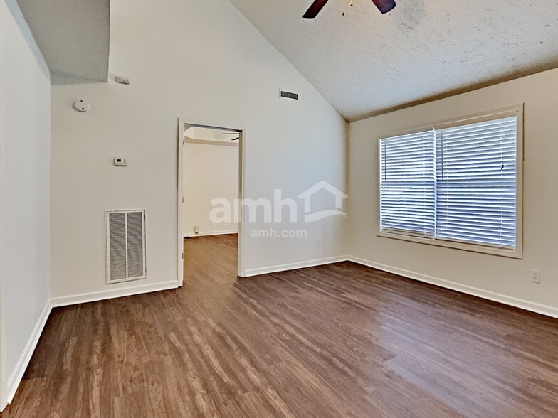 Building Photo - 3001 Mesquite Dr