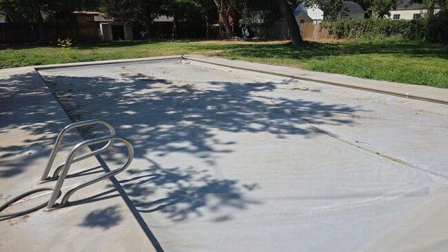 Building Photo - House with a pool