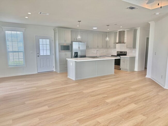 Building Photo - 7608 Lakeshore Dr