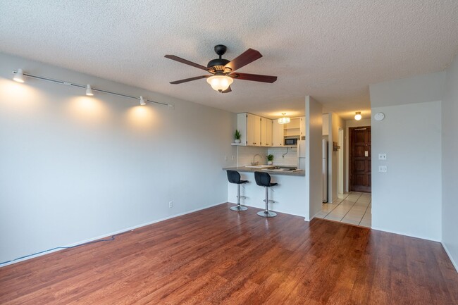 Building Photo - 2 bedroom / 1 1/2 bath / 2 parking condo i...