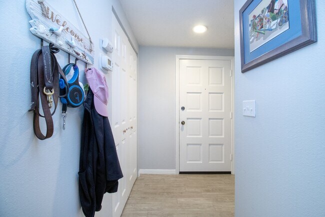 Building Photo - Fully Furnished - 2 bed 2 Bath villa - South Sarasota