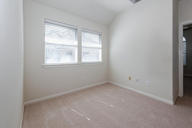 Building Photo - 14 Nestlewood Pl