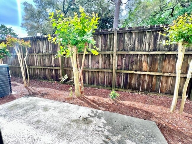 Building Photo - 2100 Pomegranate Ct