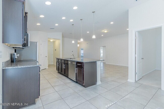 Building Photo - 95241 Tanglewood Dr