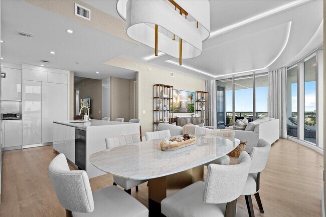 Building Photo - 220 Lake Shore Dr