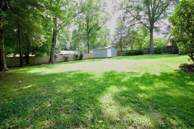 Building Photo - 656 E Samford Ave