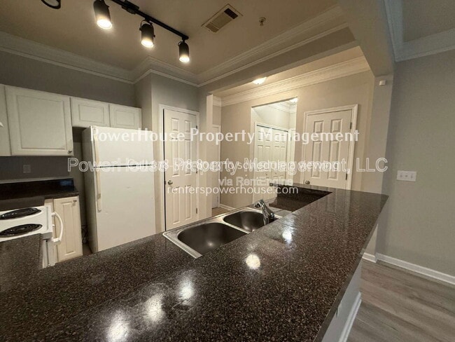 Building Photo - 1850 Cotillion Dr