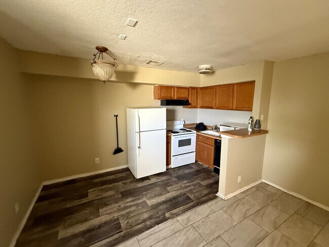 Building Photo - For lease! 1 bed, 1 bath condo