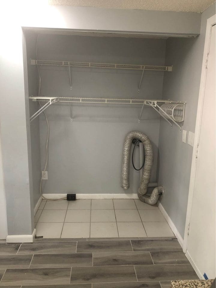 washer and dryer hookups - 5208 Lloyd St