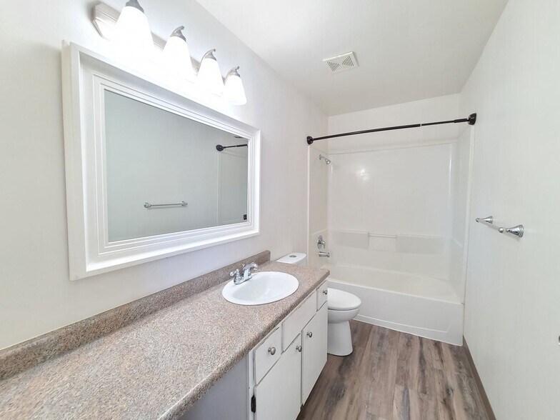 Building Photo - 2121 E Upriver Dr