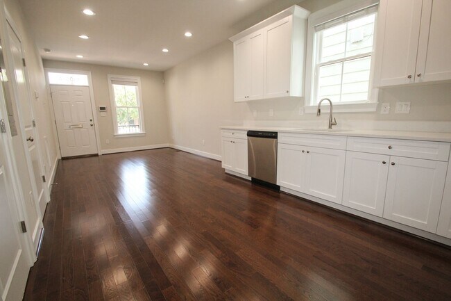 Building Photo - 1505 W Cary St