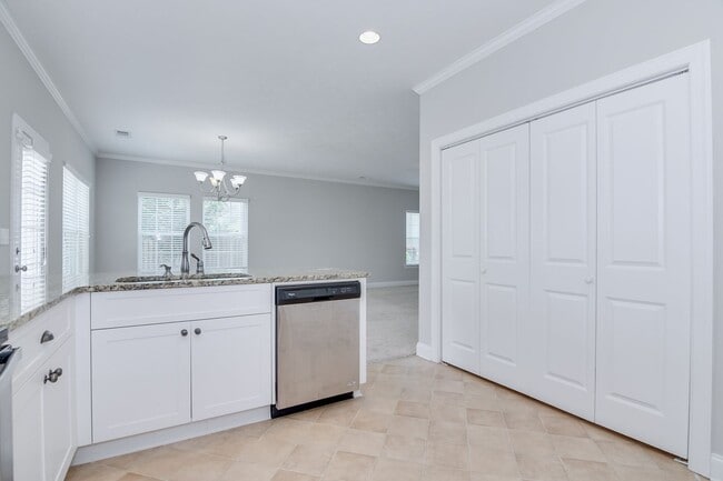 Building Photo - 3 Bedroom 2 Bath in Canterbury Farms