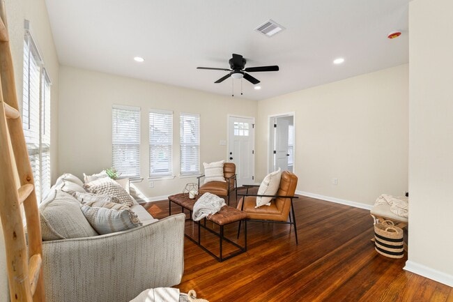 Building Photo - 102 E Val Verde St