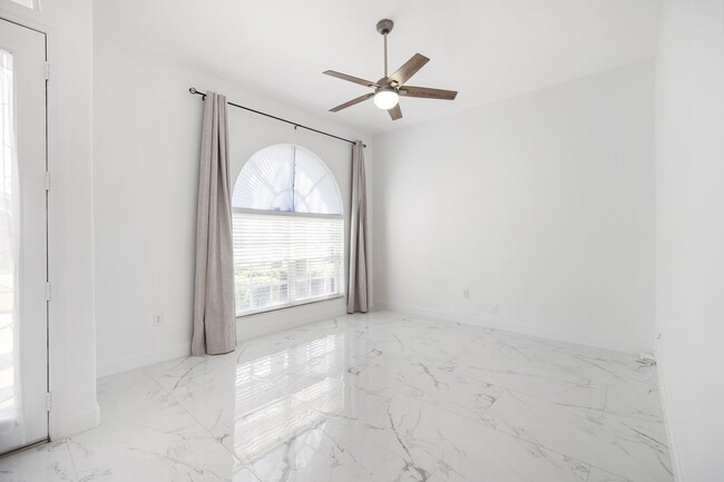 Building Photo - Enjoy the luxury living in Kingshyre, a hi...
