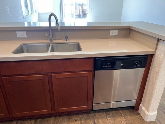 Building Photo - Large 4 bedroom home located in Green Vall...