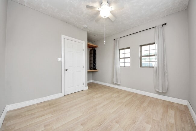 Building Photo - 215 St Charles Dr