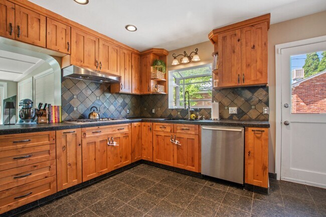 Building Photo - Old Southwest 2 bed / 1 bath / 1 car garage REMODELED & Move In Ready