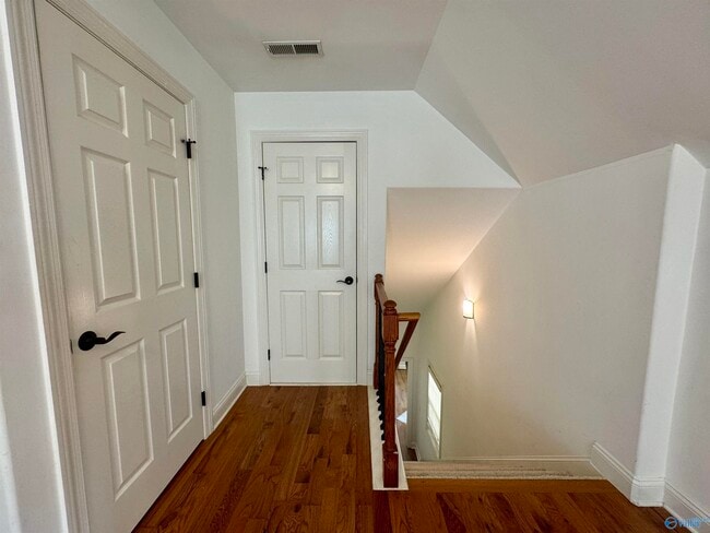 Building Photo - 1024 Split Rock Cove