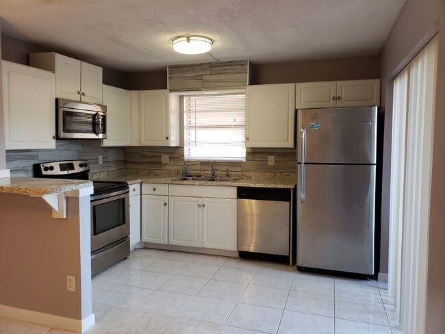 Building Photo - 1440 N Lawnwood Cir