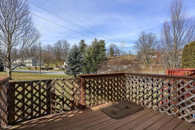 Building Photo - 3 br, 1.5 bath Townhome - 767 Knoll Drive