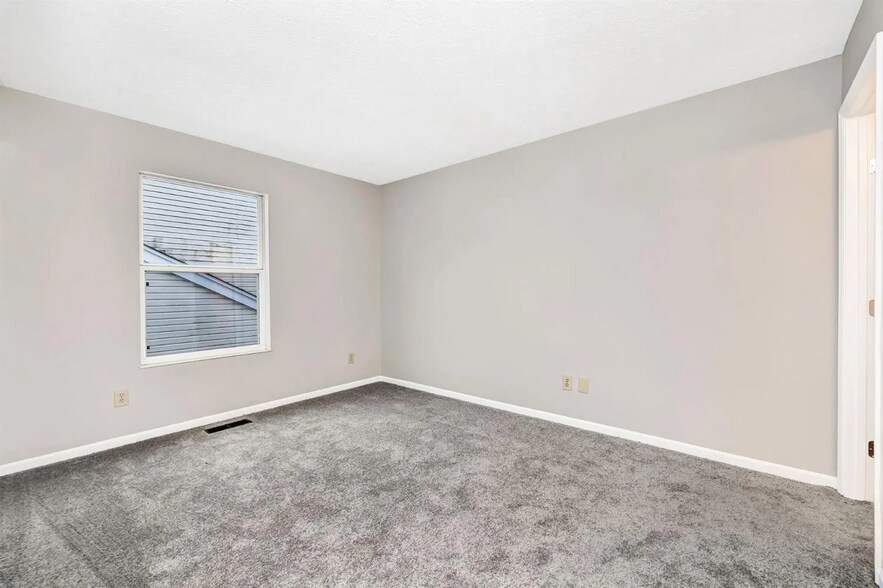 Building Photo - 915 Venetian Ter