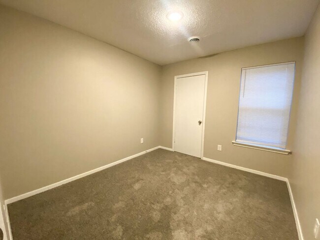 Building Photo - 3 Bed 2 bath in Raleigh / ss appliances an...