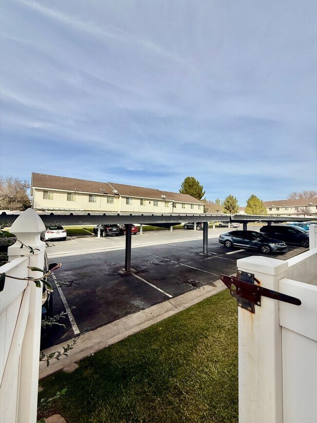 Building Photo - Remodeled 3-BR Lexington Townhome - End Unit