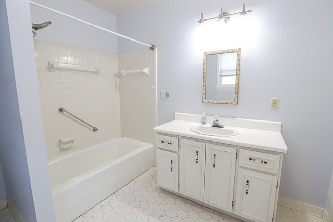 Building Photo - 1709 Oak Dr