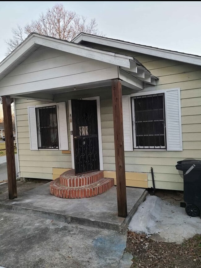 Primary Photo - 542 E Buchanan St