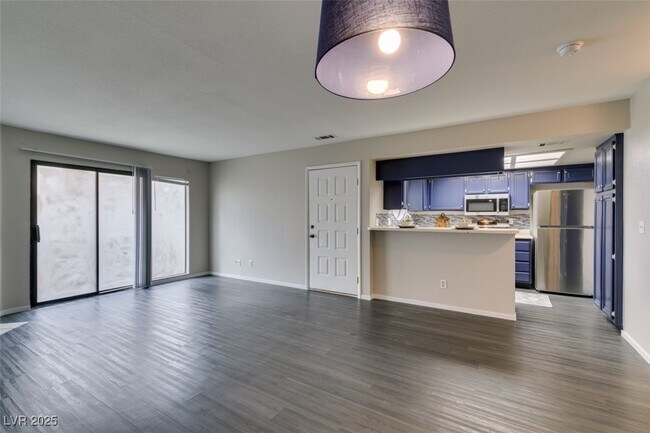 Building Photo - 810 N Sloan Ln