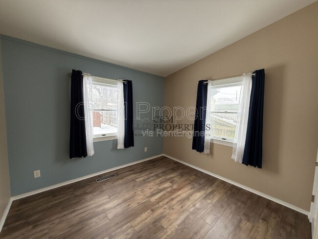 Building Photo - 1004 E Cornell Rd