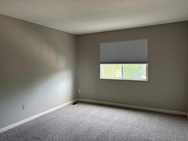 Building Photo - West County 4th/ 3Bth Townhome