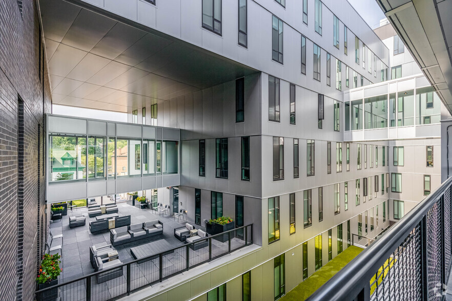 Outdoor Lounge - Baumhaus Apartments