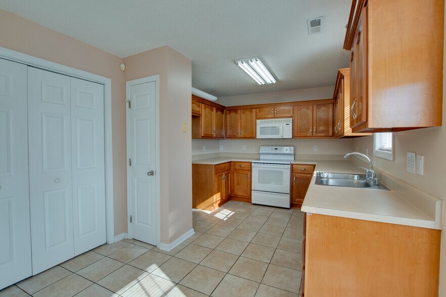 Kitchen & Laundry - 104 Willow Green Dr