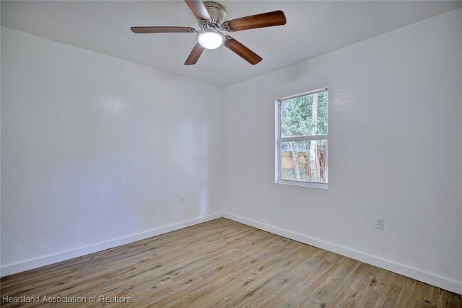 Building Photo - 915 S Waldron Ave