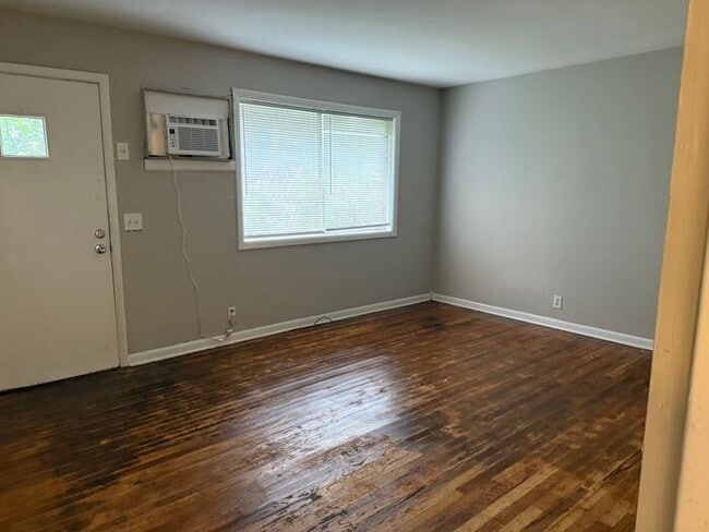 Building Photo - For Rent - 2 Bedroom Apartment Near Downto...