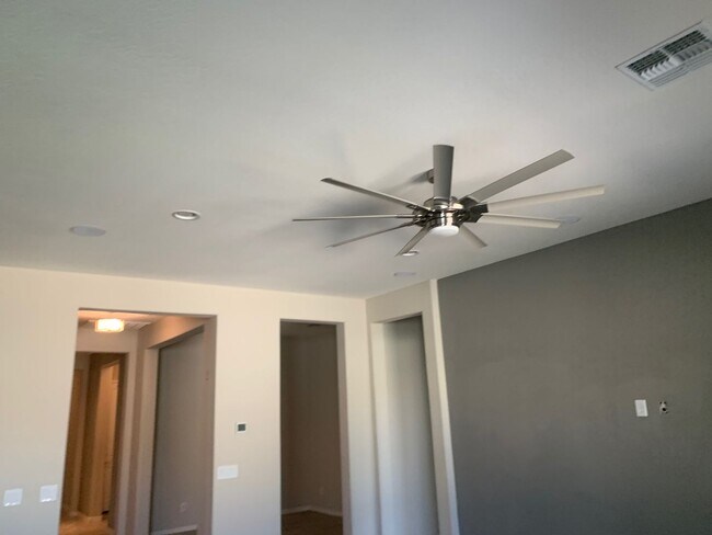 Building Photo - Spacious 3 Bed / 2 Bath Home with Stunning...